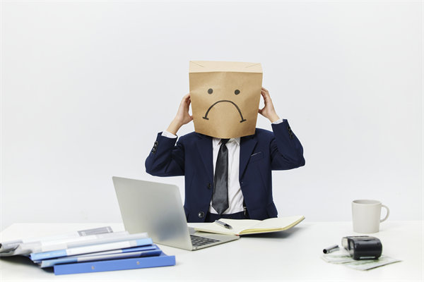 組織變革中，如何管理員工情緒與阻力，確保平穩(wěn)過(guò)渡？