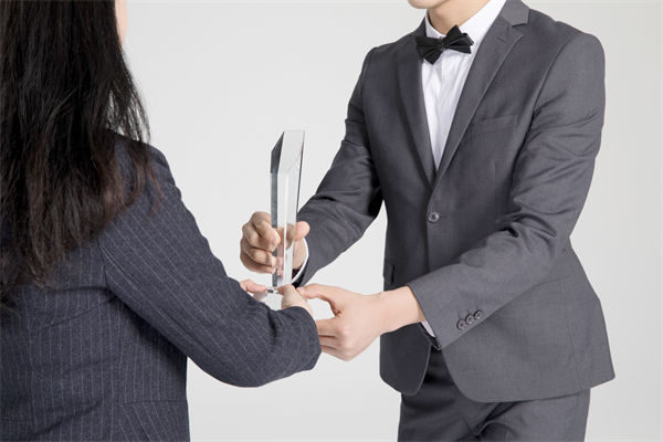 績(jī)效管理中，如何激勵(lì)優(yōu)秀員工，又幫助其提升？