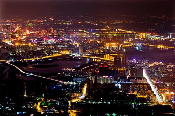 清遠(yuǎn)戰(zhàn)略咨詢公司洞察市場(chǎng)，如何精準(zhǔn)為企業(yè)定位發(fā)展方向？